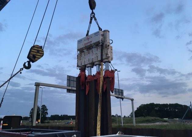 Sheet pile pressing machine by Foundiz